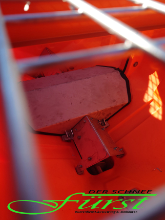 HILLTIP IceStriker 1150TR Traktoren-Kombistreuer in Orange mit Vorbefeuchtung, Streusymmetrieverstellung, Leerstandssensor und Beleuchtungskit